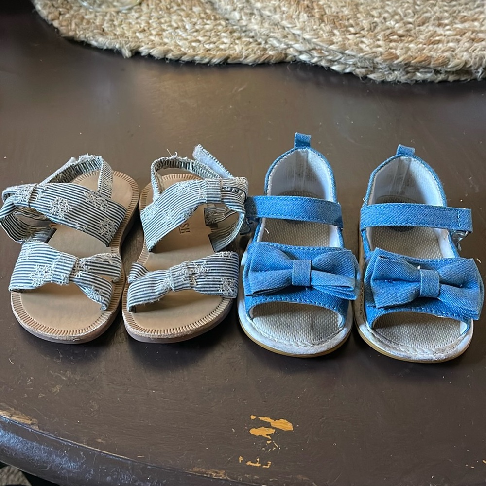 (2) infant sandals